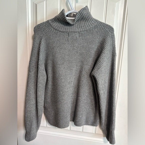 Old Navy Gray Ribbed Sweater - Picture 2 of 2